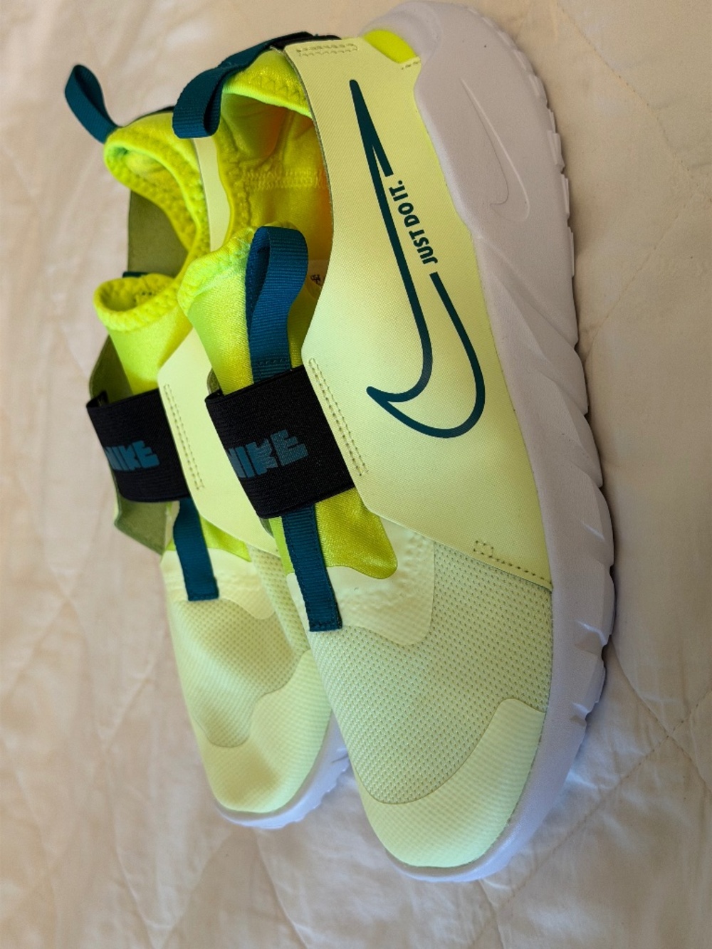 NWOT Nike flex plus kids sneaker/running shoe